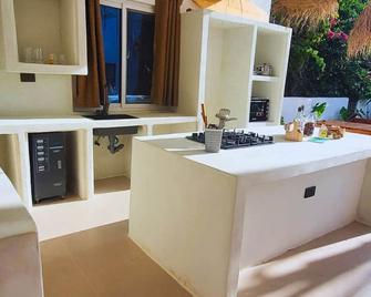 Luxury ground-floor Villa & pool WIFI AC TV walk 90m to Paje beach shops & bars - Paje - Küche