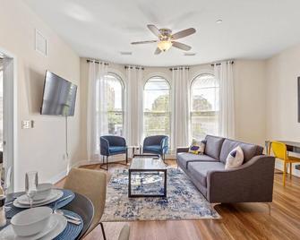 King Bed| Walk Score 91 |near King St | Close To Dca - Alexandria - Living room