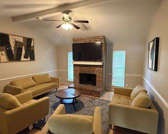 3-bedroom house in serene Benbrook with cool AC breeze - Benbrook - Huiskamer