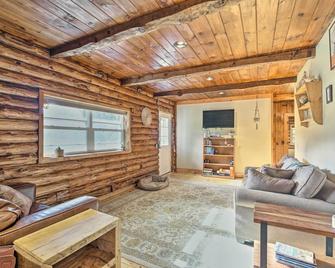 Cambridge Cabin Less Than 2 Mi to Smugglers Notch! - Jeffersonville - Sala de estar