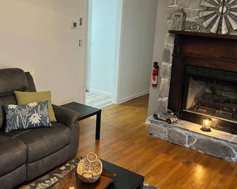 Brick Ranch 5 minutes off I-81, close to RU & Virginia Tech, sleeps 8 - Dublin - Living room