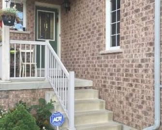 Cozy & Spacious Suite with Private Bathroom near Toronto Airport ! - Mississauga - Budynek