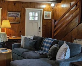 Cozy Blue Jay Nest Retreat - Markleeville - Living room
