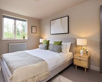 The Twickenham Wonder - Lovely 1bdr Flat With Parking - Twickenham - Bedroom