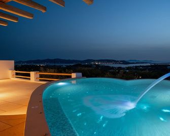 Utopia Suites by Anna Platanou - Sarakíniko - Piscina