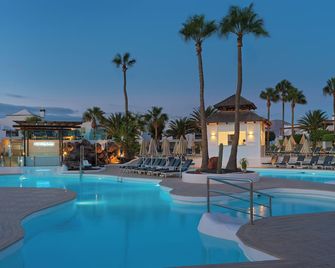 H10 Sentido White Suites - Playa Blanca - בריכה