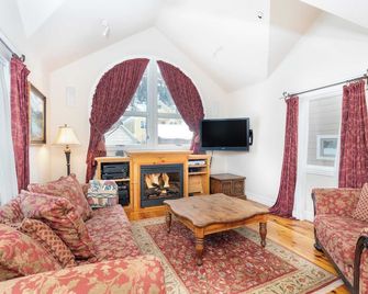 Hruza Hideout by Avantstay Walkable Location + Free Ski Shuttle, Mountain View - Telluride - Living room