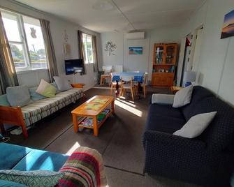 Bright airy classic Bach ~ near beach ~ quiet location ~ grassy section. - Waikanae - Living room
