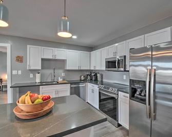 Peaceful Apache Junction Condo about 1 Mi to Downtown! - Apache Junction - Kitchen