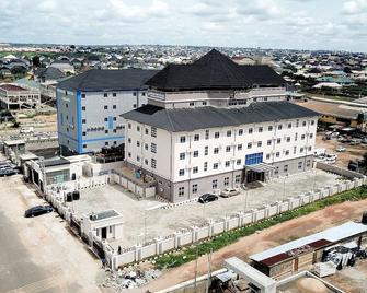 Vacation Villa Hotel and Suites - Asaba - Building