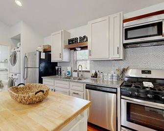 Hyde Park Carriage House - Austin - Kitchen