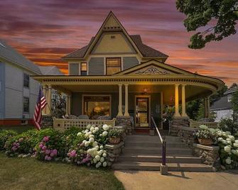 Secrets on Main Bed & Breakfast - Cheboygan - Building