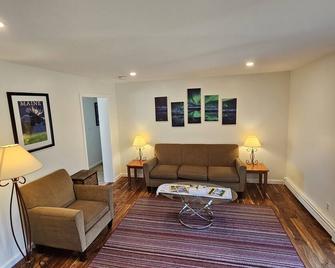 Quiet 2nd floor, 3BR apartment in Ellsworth - Gateway to Acadia & Downeast Maine - Ellsworth - Wohnzimmer