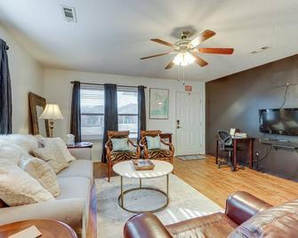 Centrally Located In Nwa Walk To Wrights Bbq! - Fayetteville - Living room