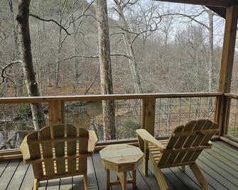 Creekside treehouse. with hot tub. - Piedmont - Balcón