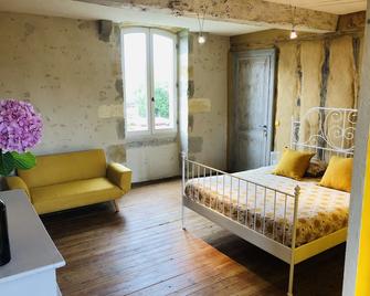 Chambres d'Hôtes Rouge Bordeaux - Gans - Bedroom