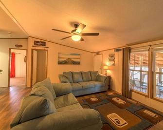 Arrowhead Hideaway, waterfront house with a View. - Jay - Sala de estar