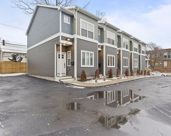 Newly Renovated Home | 5 min to ROC Airport - Rochester - Building