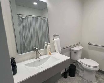 410 Modern Brand New Studio Apartment - Old Bridge