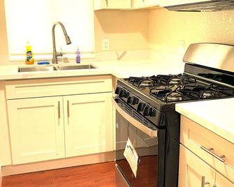 Entire cozy studio w/ separate entrance w/in walking distance to UCD Med Ctr - Sacramento - Küche