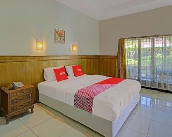 OYO 3934 Hotel Istana - Pekalongan - Slaapkamer