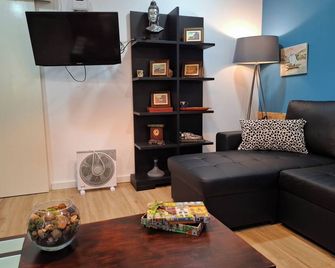 Oporto House Garden 1A-1º Andar em moradia totalmente independente com 2 quartos - Porto - Living room