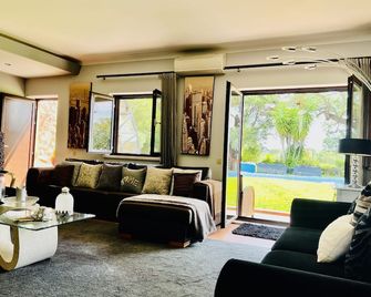 Villa With Pool - パルメラ - リビングルーム