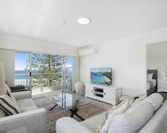 Narrowneck Court Holiday Apartments - Surfers Paradise - Living room