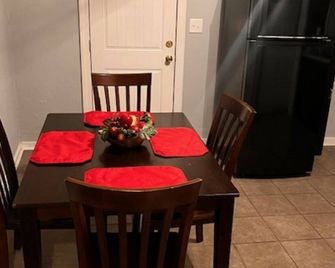 Remodeled Vintage Duplex Near Ecu & Hospital - Greenville - Dining room