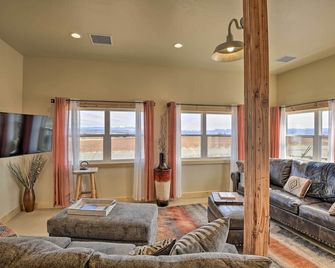 Unique Cortez Family Getaway w/ Mountain Views! - Cortez - Living room