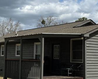 Remodeled cabin - minutes from boat ramps & lake fishing! - Elberton - Edificio
