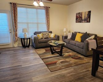 Corporate and Shorter Term Rental Cornelius NC - Cornelius - Living room
