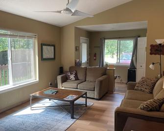 Cozy home along the adventure corridor to Glacier National Park - Hungry Horse - Sala de estar