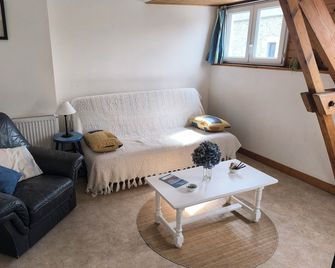 Apartment on the 1st floor of our house independent access and small courtyard. - Agon-Coutainville - Salon