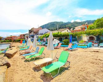 Avra Budget Beach Hotel - Benitses - Playa