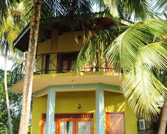 Traveller's Home Hotel - Tissamaharama - Building