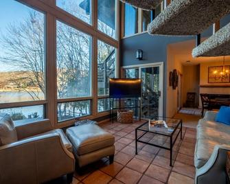 Beautiful Lakefront Home on Lake Arrowhead//2 full kitchens, 2 primary bedrooms - Waleska - Living room