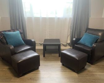 Central PEI location minutes to golf and beaches. - Cornwall - Living room