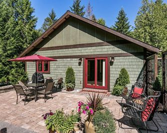 Welcome to our Romantic Country Getaway nestled on a treed 10 acres. - Port Townsend - Patio