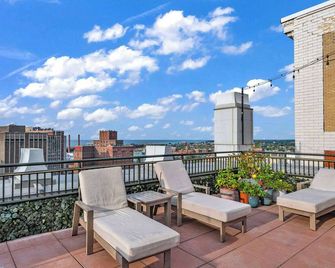 Your Downtown Oasis, Pool Gym in Building Steps from Dining and Top Sights - Cleveland - Balkon