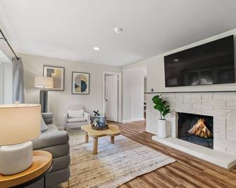 Cozy North Seattle Rambler with Spacious Yard - Seattle - Living room