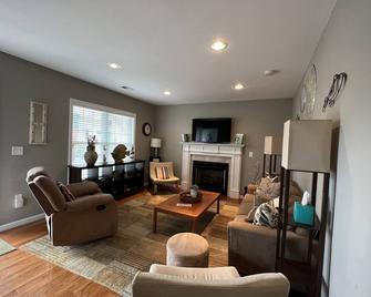 Beach Access Cottage ~ Come Enjoy The Beach Life, Walk to The Beach and Grilling - Colonial Beach - Living room