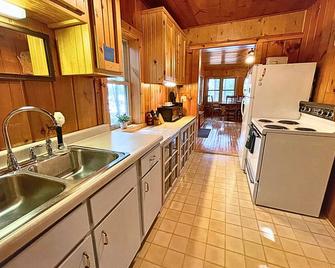 Ford's Talpine Cottage on Echo Lake | 2-bedroom lakefront near town - Mercer - Cocina