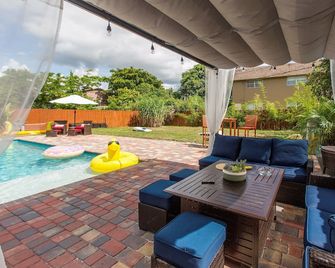 New Condo with Heated Pool Laundry & More - Oakland Park - Patio