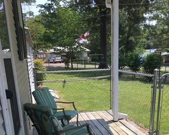 Cozy Getaway Cottage within walking distance to Ky Lake - Gilbertsville - Patio