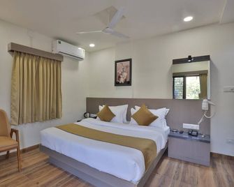 Hotel Tgr Rooms - Nadiād - Habitación
