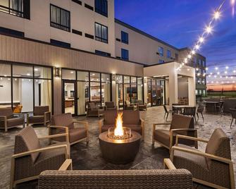 Courtyard by Marriott Bettendorf - Bettendorf - Patio