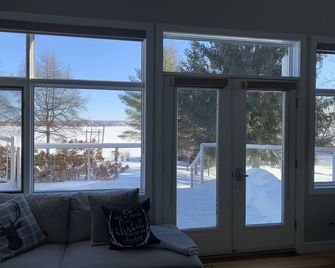 Waterfront Guest Suite - Sudbury - Living room
