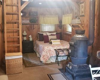 Private Rustic 1 Bedroom Cabin - East Syracuse