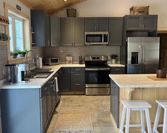 Beautiful, brand new, cozy Maine cabin! - Dover Foxcroft - Cocina